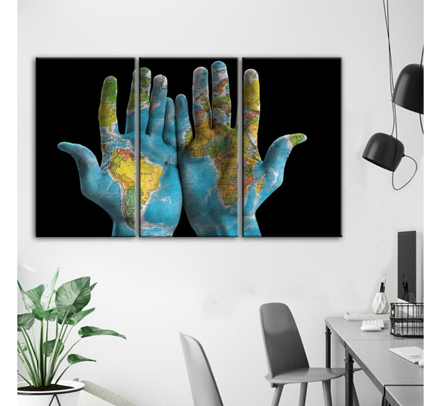 Allernieuwste.nl® 3-Delige SET Canvas Schilderij - Wereldkaart op Handen - Kunst aan je Muur - Modern Abstract - kleur - SET 3x 40 x 70 cm