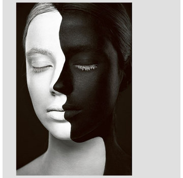Allernieuwste.nl® Canvas Schilderij * Berustende Vrouw in Zwart en Wit * - Kunst aan je Muur - Modern Realistisch - ZwartWit - 50 x 70 cm
