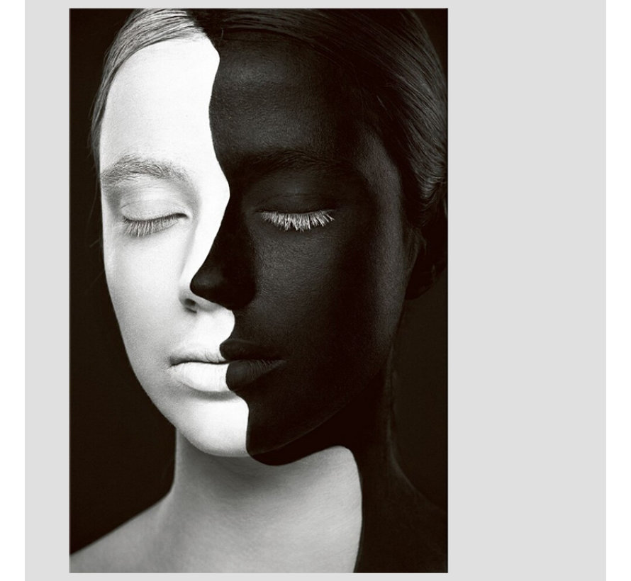 Canvas Schilderij * Berustende Vrouw in Zwart en Wit * - Kunst aan je Muur - Modern Realistisch - ZwartWit - 50 x 70 cm