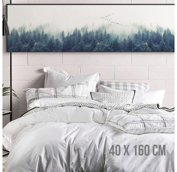 Allernieuwste.nl® Canvas Schilderij Mistig Noors Bos Landschap - Realistisch - Slaapkamer - Poster - 40 x 160 cm - Kleur