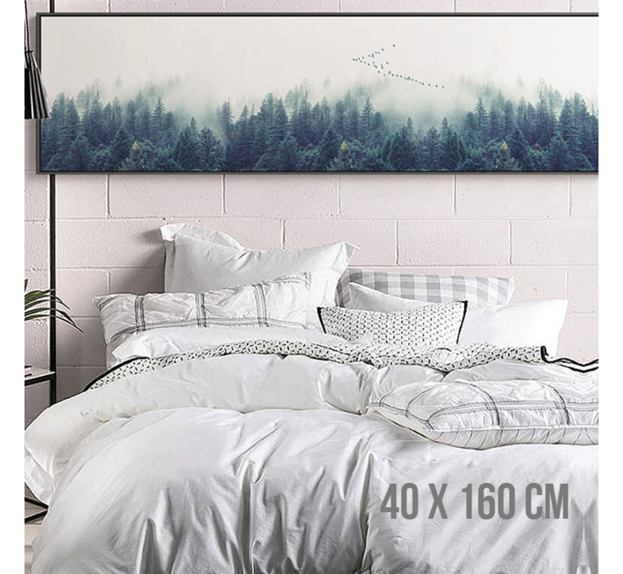 Allernieuwste.nl® Canvas Schilderij Mistig Noors Bos Landschap - Realistisch - Slaapkamer - Poster - 40 x 160 cm - Kleur