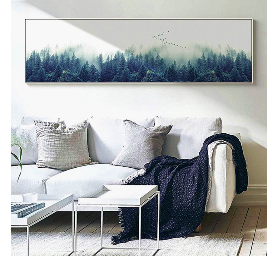 Allernieuwste.nl® Canvas Schilderij Mistig Noors Bos Landschap - Realistisch - Slaapkamer - Poster - 40 x 160 cm - Kleur