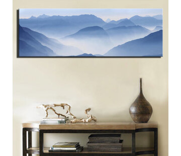Allernieuwste.nl® Canvas Schilderij Wolken in Bergen Blauw - Moderne kunst - Poster - 40 x 120 cm - Kleur