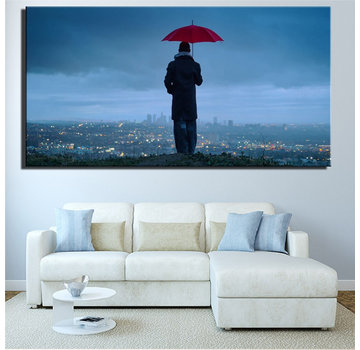 Allernieuwste.nl® Canvas Schilderij * Moderne Stad met Man met Paraplu * - Kunst aan je Muur - Realistisch - Kleur - 50 x 100 cm