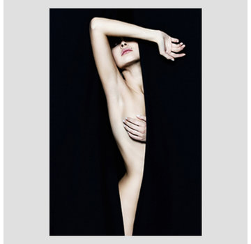 Allernieuwste.nl® Canvas Schilderij * Sexy Naakt Meisje achter Gordijn * - Kunst aan je Muur - ZwartWit - 60 x 90 cm