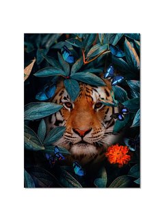 Allernieuwste.nl® Canvas Schilderij Tijger in de Jungle - Modern - Bloemen - Vlinders - Woonkamer - 60 x 80 cm - Kleur