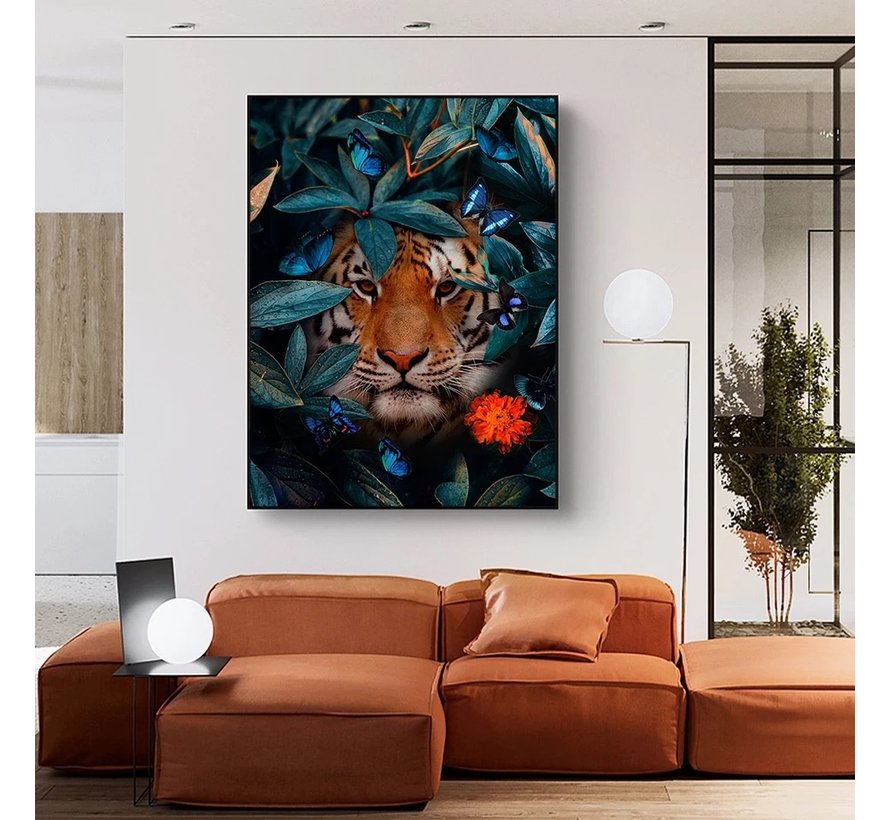 Allernieuwste.nl® Canvas Schilderij Tijger in de Jungle - Modern - Bloemen - Vlinders - Woonkamer - 60 x 80 cm - Kleur