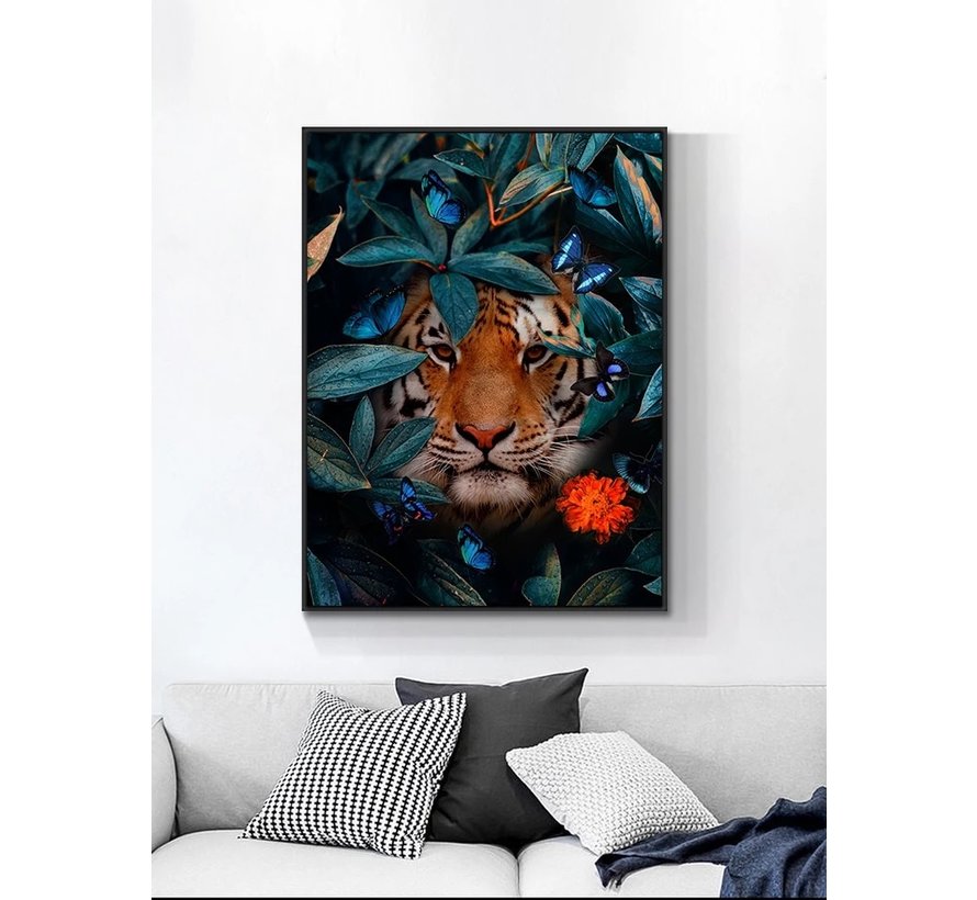 Allernieuwste.nl® Canvas Schilderij Tijger in de Jungle - Modern - Bloemen - Vlinders - Woonkamer - 60 x 80 cm - Kleur