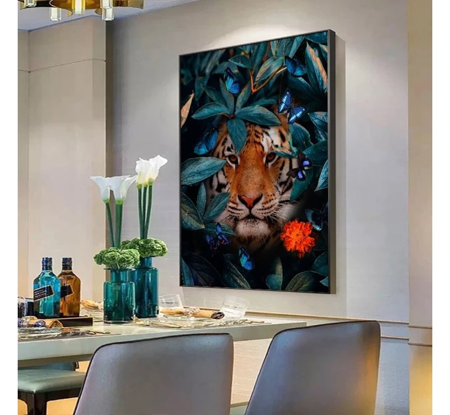 Allernieuwste.nl® Canvas Schilderij Tijger in de Jungle - Modern - Bloemen - Vlinders - Woonkamer - 60 x 80 cm - Kleur