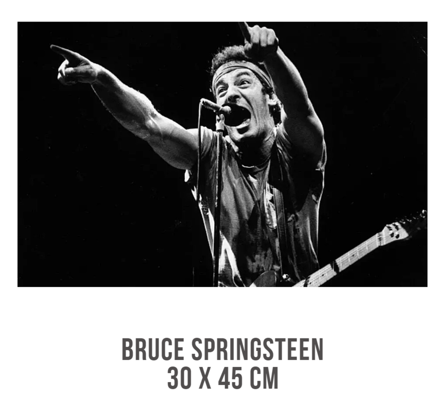 Allernieuwste.nl® Canvas Schilderij Bruce Springsteen In Concert - Amerikaanse rockzanger, gitarist en singer-songwriter - Zwart Wit - 30 x 45 cm