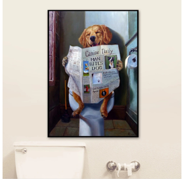 Allernieuwste.nl® Canvas Schilderij Grappige Hond Leest Krant Op WC - 50 x 70 cm