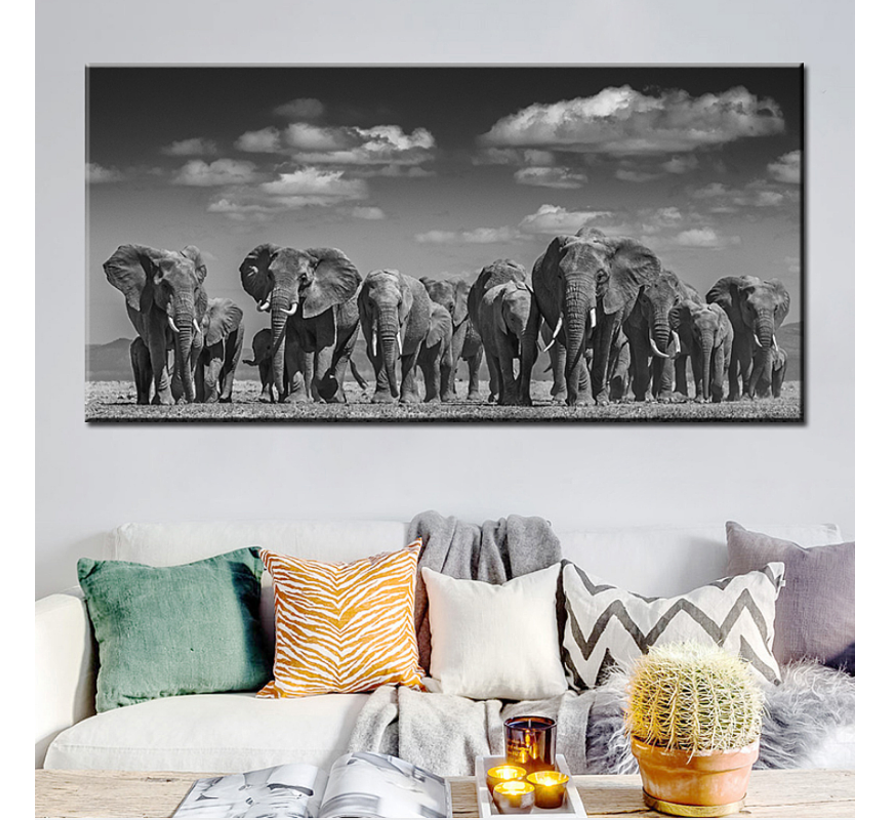 Allernieuwste.nl® Canvas Schilderij Kudde Olifanten op de Vlakte - Afrikaanse Olifant - Zwart Wit - 60 x 120 cm