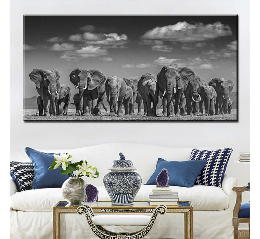 Allernieuwste.nl® Canvas Schilderij Kudde Olifanten op de Vlakte - Afrikaanse Olifant - Zwart Wit - 60 x 120 cm