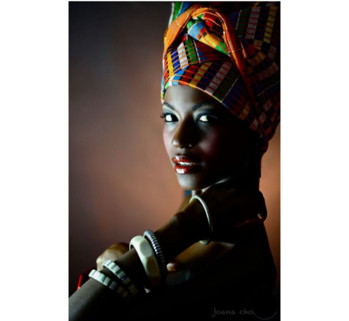 Allernieuwste.nl® Allernieuwste.nl® Canvas Schilderij Mooie Afrikaanse Vrouw met Hoofdband 2 - Poster - Woonkamer - 50 x 70 cm - Kleur