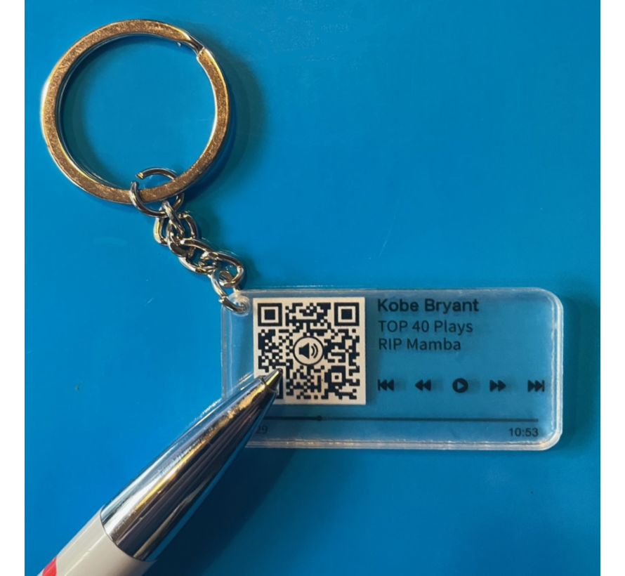 Allernieuwste.nl® QR Sleutelhanger KOBE BRYANT Legende Black Mamba - Video van Top Wedstrijden - QR code Geschenk Idee Cadeau Basketbal-fan - Beeld en Geluid Gadget - MU03 Sinterklaas Cadeau