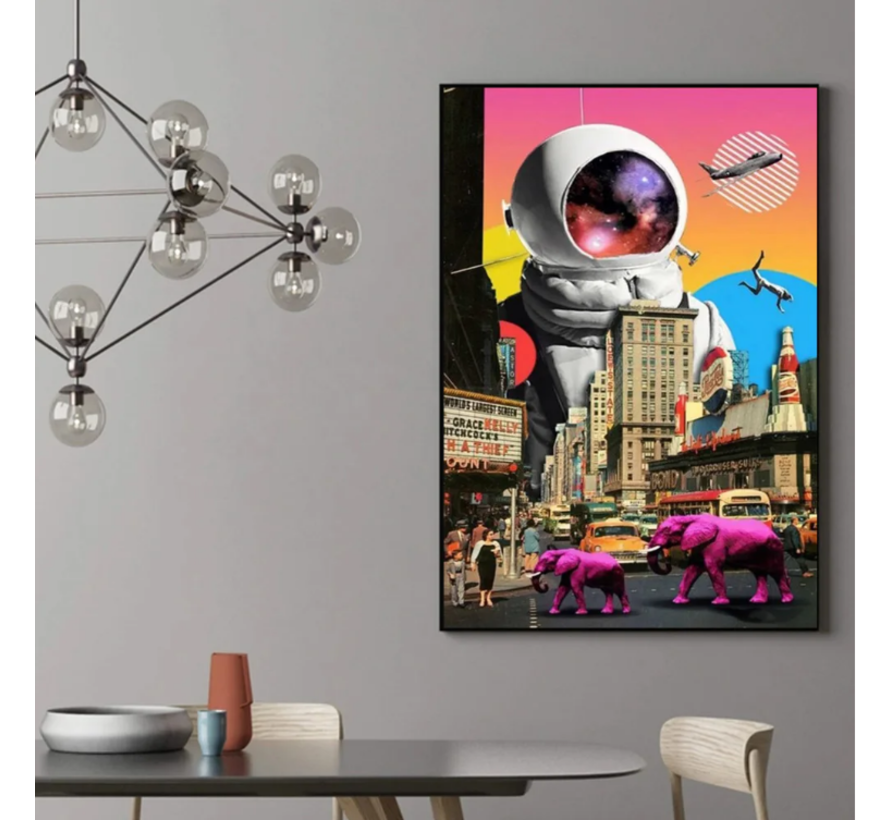 Allernieuwste.nl® Canvas Schilderij Astronaut en Paarse Olifanten in de Stad - Spaceman - Surrealisme - Woonkamer - Slaapkamer - 70 x 100 cm - kleur