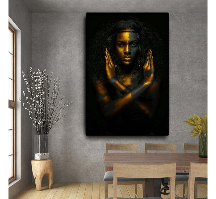 Allernieuwste.nl® Canvas Schilderij Mystieke Afrikaanse Vrouw in Goud - Kunst aan je Muur - Kleur - 50 x 70 cm