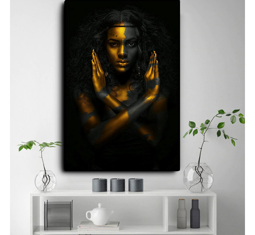 Allernieuwste.nl® Canvas Schilderij Mystieke Afrikaanse Vrouw in Goud - Kunst aan je Muur - Kleur - 50 x 70 cm