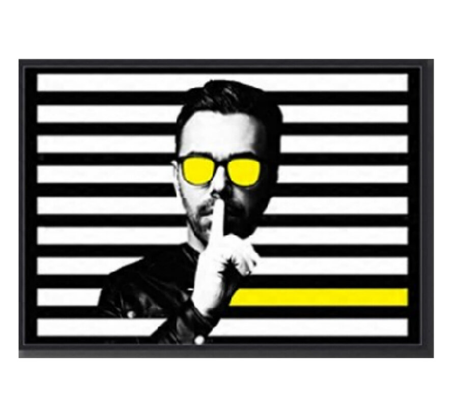 Allernieuwste.nl® Canvas Schilderij * Minimalistische Moderne Man met Zonnebril in ZwartWitGeel * - Kunst aan je Muur - Minimalisme - Zwart-Wit-Geel - liggend - 50 x 70 cm