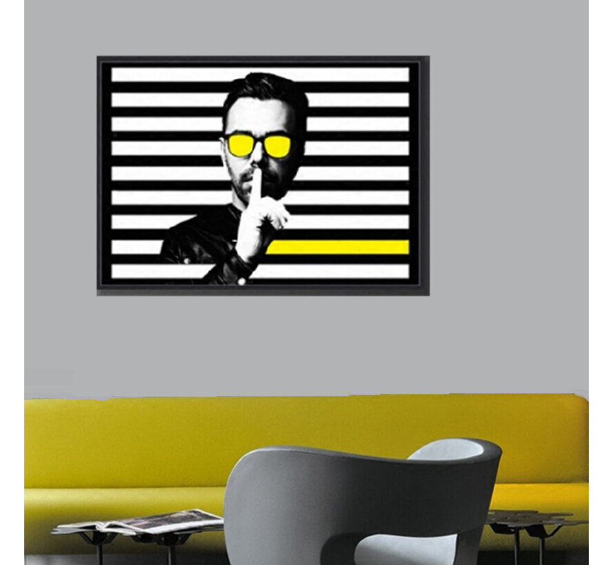 Allernieuwste.nl® Canvas Schilderij * Minimalistische Moderne Man met Zonnebril in ZwartWitGeel * - Kunst aan je Muur - Minimalisme - Zwart-Wit-Geel - liggend - 50 x 70 cm