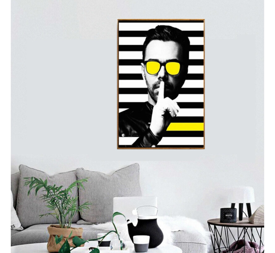 Allernieuwste.nl® Canvas Schilderij * Minimalistische Moderne Man met Zonnebril in ZwartWitGeel * - Kunst aan je Muur - Minimalisme - Zwart-Wit-Geel - staand - 50 x 70 cm