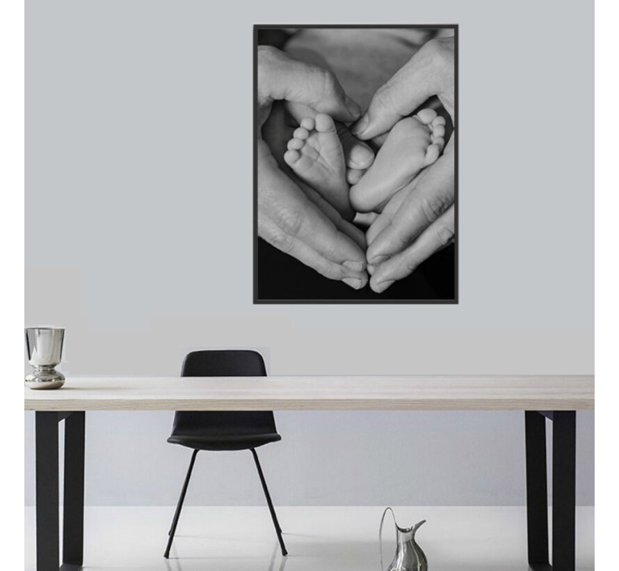 Allernieuwste.nl® Canvas Schilderij * Baby op Handen Gedragen in ZwartWit * - Kunst aan je Muur - Zwart-Wit - 50 x 70 cm