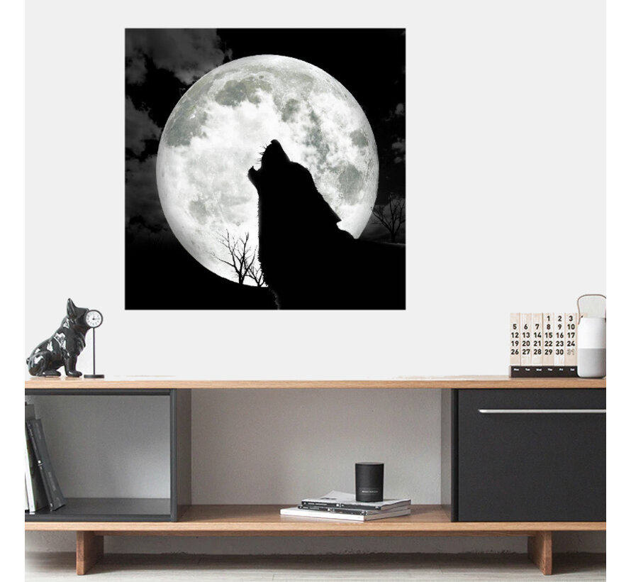Allernieuwste.nl® Canvas Schilderij * Huilende Wolf bij Maan * - Kunst aan je Muur - Realistisch - Zwart Wit - 50 x 50 cm