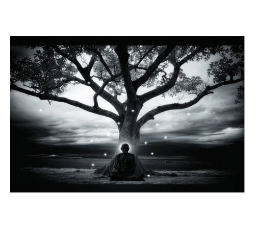 Allernieuwste.nl® Allernieuwste.nl® Canvas Schilderij * Boeddhistische Zen Master Zittend Onder een Boom * - Kunst aan je Muur - Realistisch - zwart-wit - 30 x 45 cm