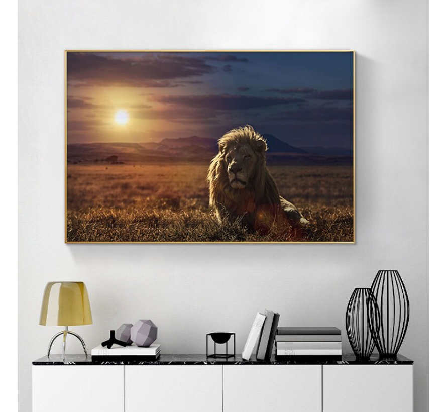 Allernieuwste.nl® Canvas Schilderij Wilde Leeuw bij Zonsondergang in Afrika - Modern - Kleur - 60 x 90 cm
