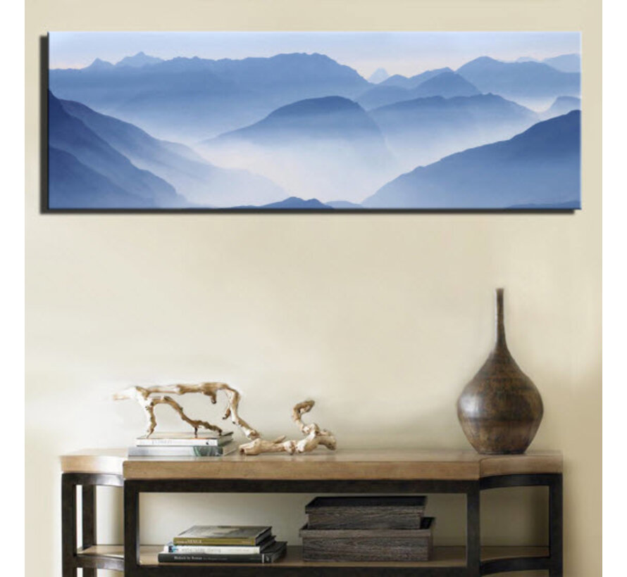 Allernieuwste.nl® Canvas Schilderij Wolken in Bergen Blauw - Moderne kunst - Poster - 40 x 120 cm - Kleur