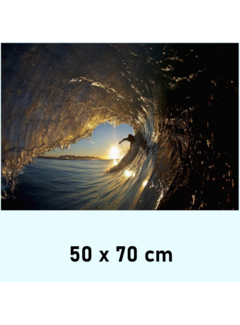 Allernieuwste.nl Canvas Schilderij Surfer in een Golf bij Zonsondergang - 50 x 70 cm