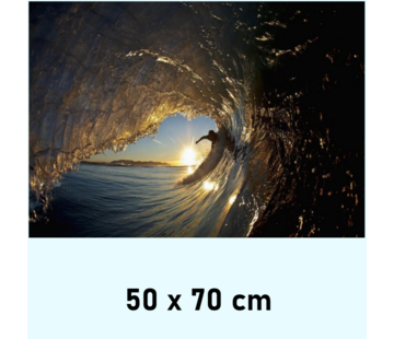 Allernieuwste.nl Canvas Schilderij Surfer in een Golf bij Zonsondergang - 50 x 70 cm