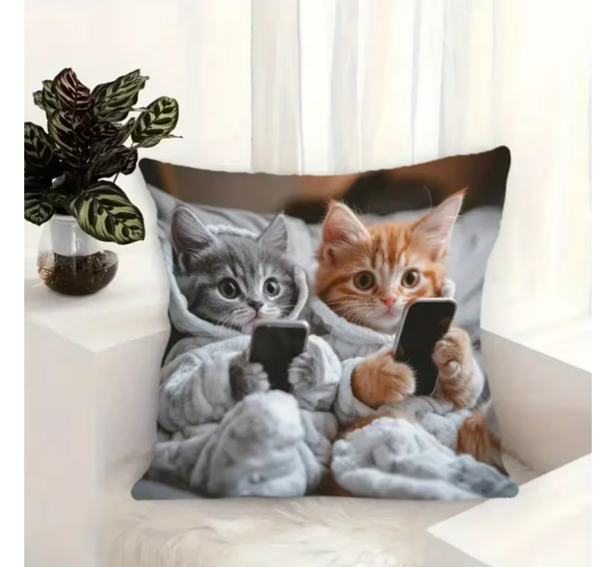 Allernieuwste.nl® Kussen Twee Katten op Telefoon - Kussenhoes polyester peach skin Perzikhuid – 45 x 45 cm
