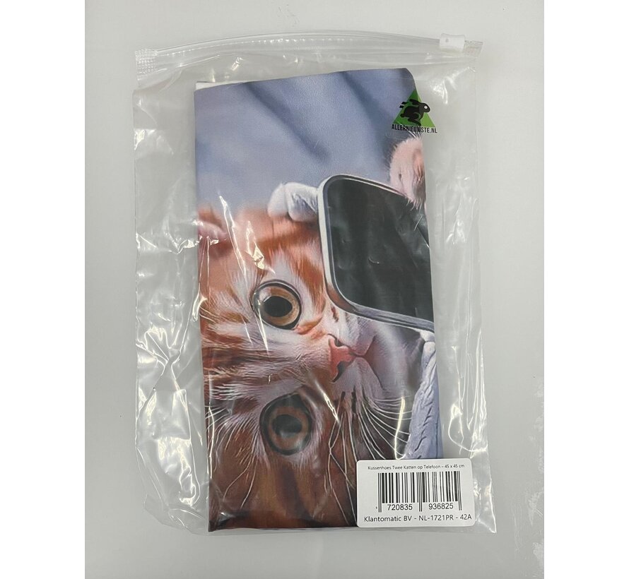 Allernieuwste.nl® Kussen Twee Katten op Telefoon - Kussenhoes polyester peach skin Perzikhuid – 45 x 45 cm