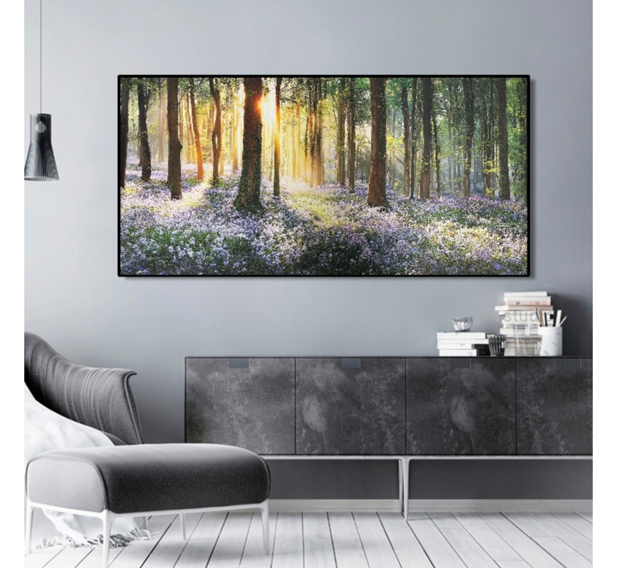 Allernieuwste.nl® Canvas Schilderij Boslandschap met Paarse Bloemen - 50x100 cm – Natuur Muurdecoratie – Wanddecoratie – Poster