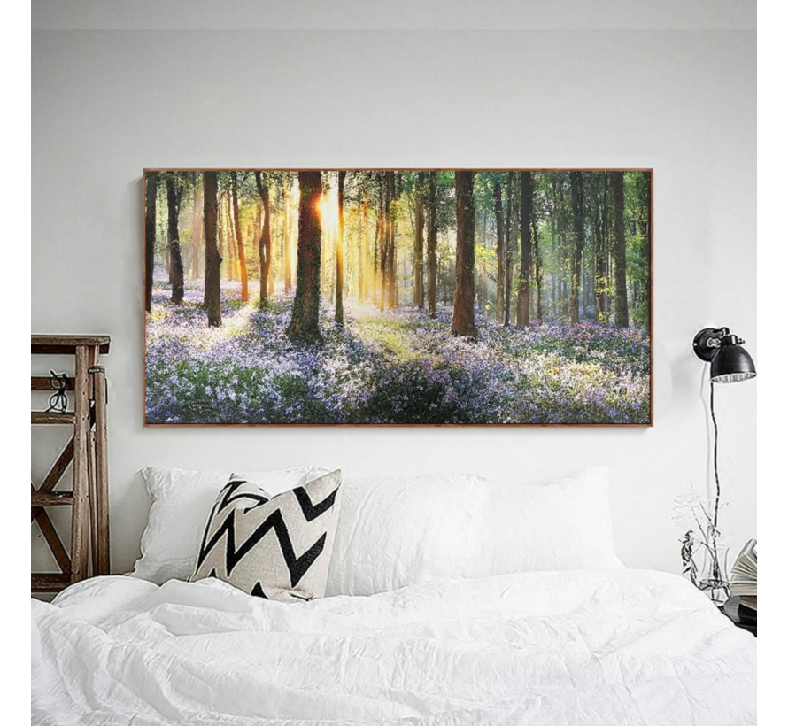 Allernieuwste.nl® Canvas Schilderij Boslandschap met Paarse Bloemen - 50x100 cm – Natuur Muurdecoratie – Wanddecoratie – Poster