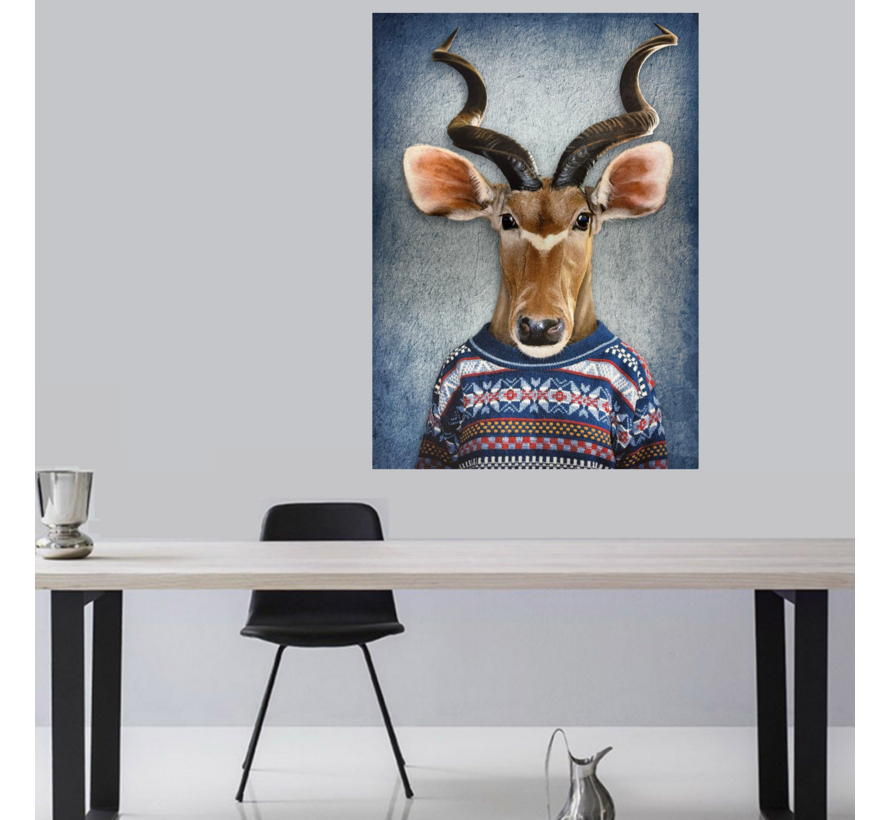 Allernieuwste.nl® Canvas Schilderij Antilope Impala in Trui – 50 x 70 cm – Grappig Dierenportret -Muurdecoratie – Wanddecoratie
