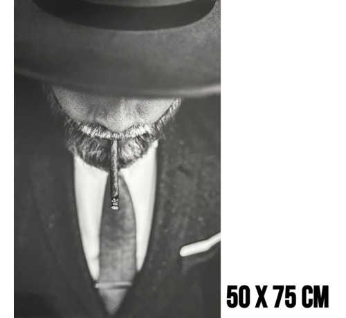 Allernieuwste.nl Allernieuwste.nl® Canvas Schilderij Man met Hoed en Sigaret – 50 x 75 cm – Zwart Wit - Portret Wanddecoratie – Modern – Muurdecoratie