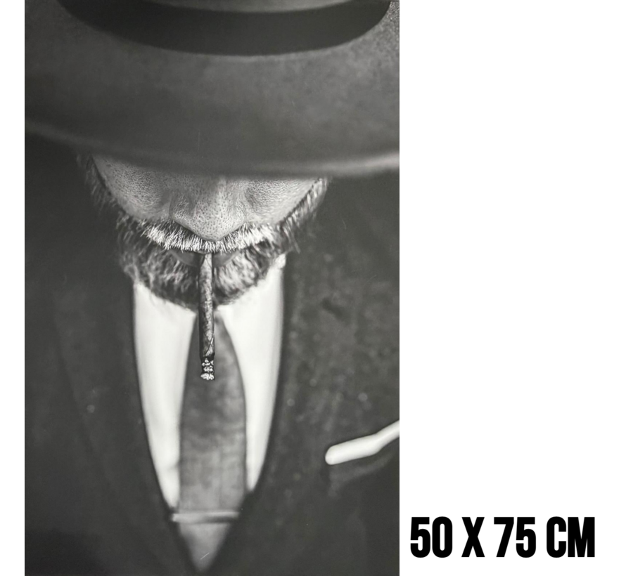 Allernieuwste.nl® Canvas Schilderij Man met Hoed en Sigaret – 50 x 75 cm – Zwart Wit - Portret Wanddecoratie – Modern – Muurdecoratie