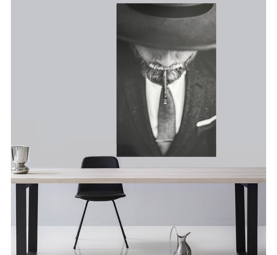 Allernieuwste.nl® Canvas Schilderij Man met Hoed en Sigaret – 50 x 75 cm – Zwart Wit - Portret Wanddecoratie – Modern – Muurdecoratie