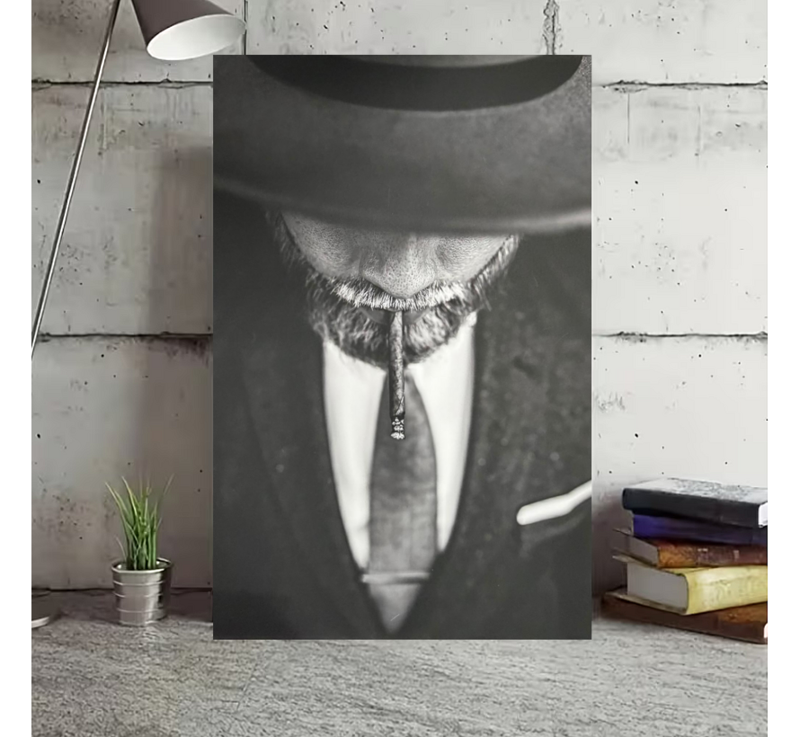 Allernieuwste.nl® Canvas Schilderij Man met Hoed en Sigaret – 50 x 75 cm – Zwart Wit - Portret Wanddecoratie – Modern – Muurdecoratie