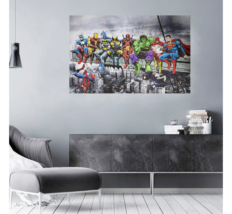 Allernieuwste.nl® Canvas Schilderij Superhelden Lunch Skyscraper – 40 x 60 cm - Humor -Wanddecoratie – Muurdecoratie
