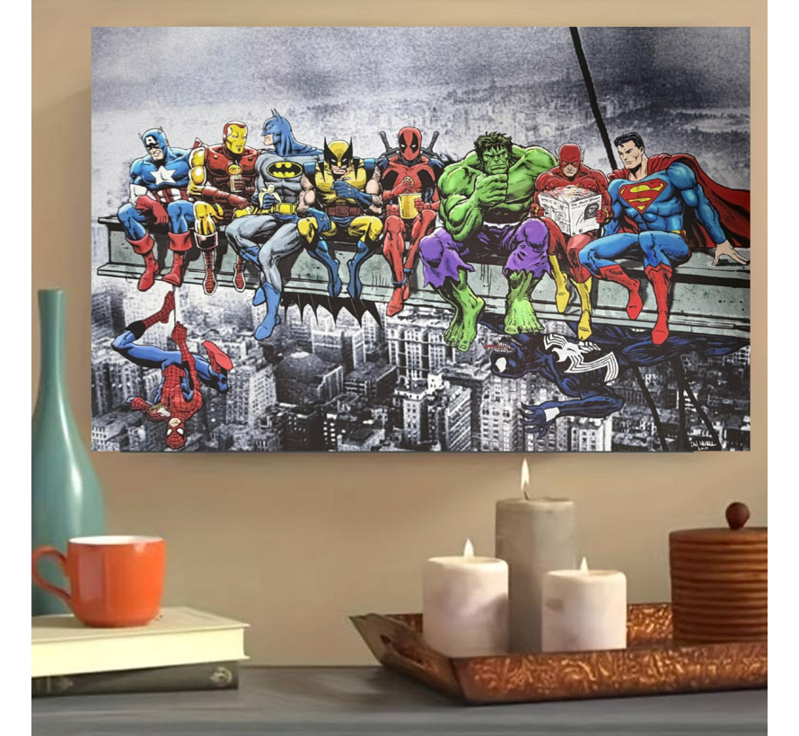 Allernieuwste.nl® Canvas Schilderij Superhelden Lunch Skyscraper – 40 x 60 cm - Humor -Wanddecoratie – Muurdecoratie