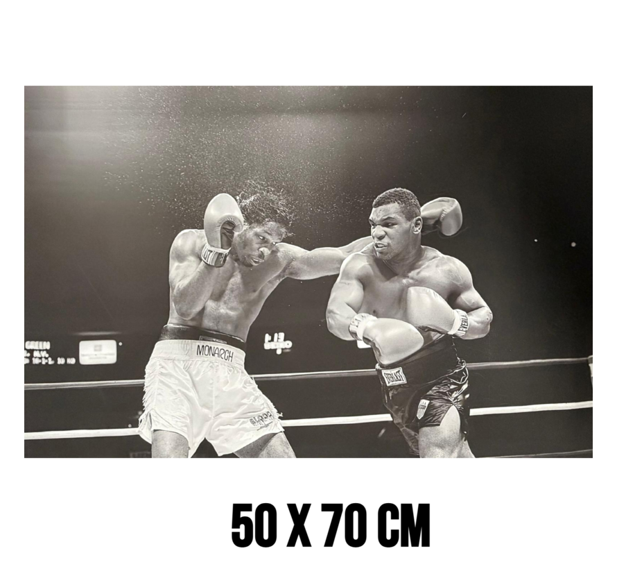 Allernieuwste.nl® Canvas Schilderij Mike Tyson vs Mitch Green – 50 x 70 cm - Zwart Wit - Boksen Wanddecoratie – Muurdecoratie