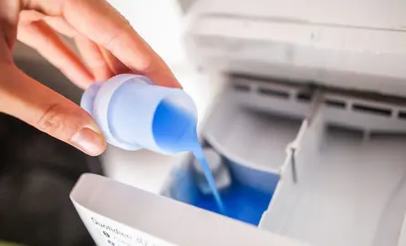 Kledingwas: zo haal je het maximale uit wasmiddel, waspoeder en wasverzachter