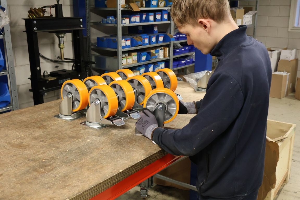 Assemblage van zwenkwielen bij Interwiel