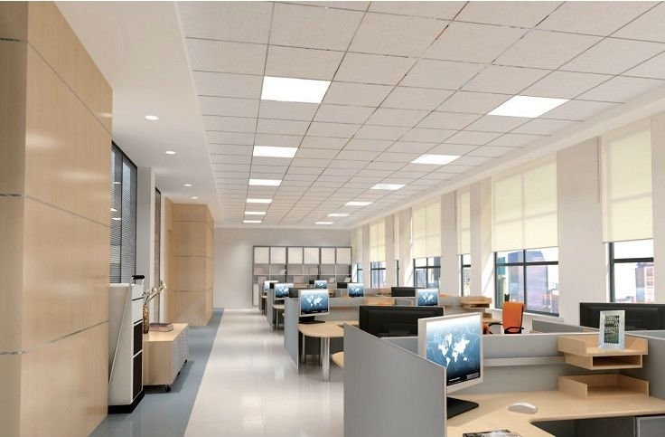 Led panelen gemonteerd in een kantoorruimte