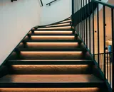 Trapverlichting met LED strips: zelf maken en monteren