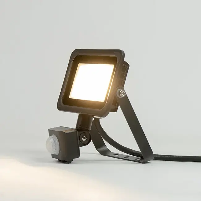 PURPL LED Flutlicht 10W + Bewegungssensor | Warmweiß | IP44 | inkl. Halterbügel | Schwarz