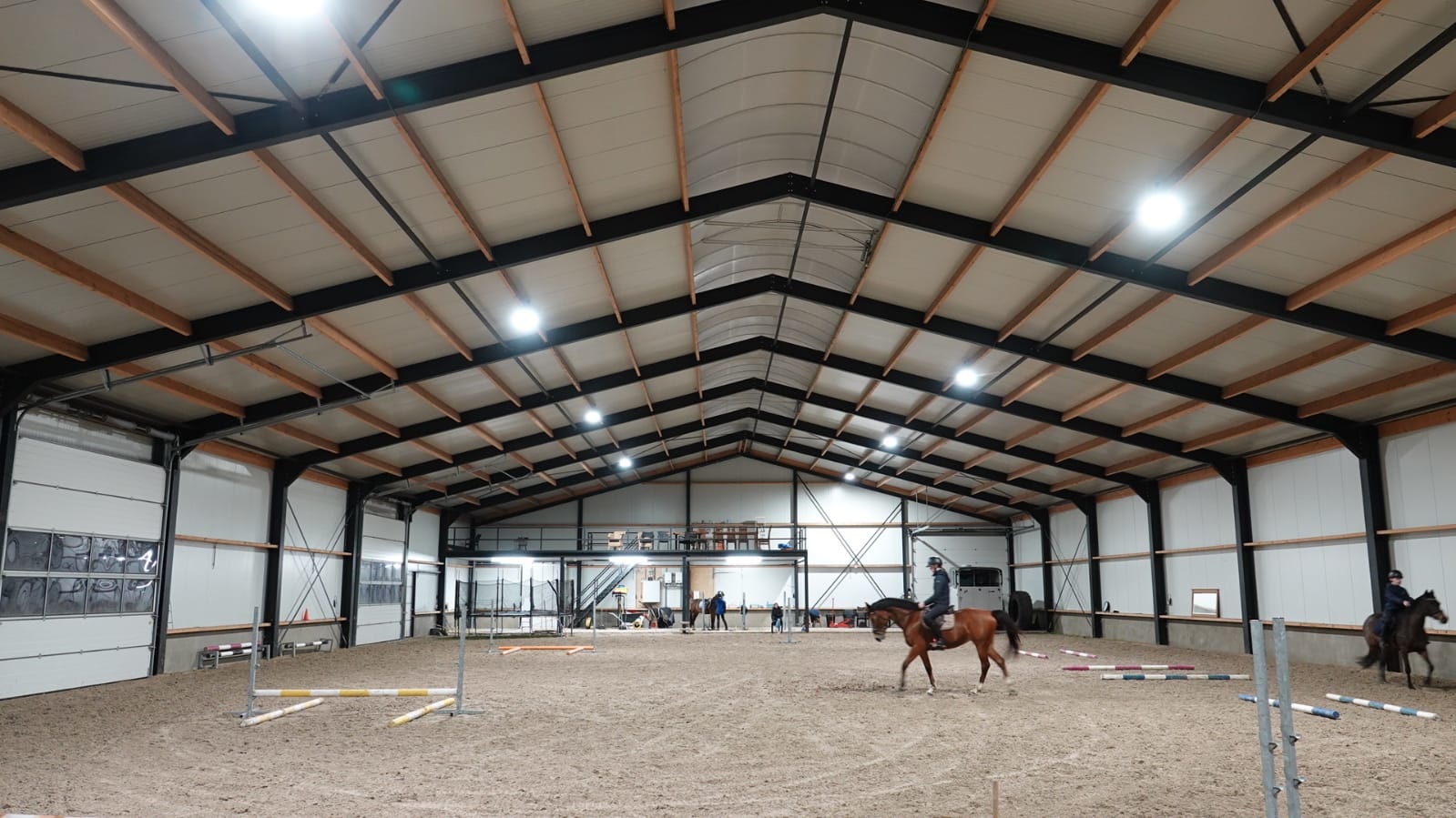 LED-highbay verlichting in een grote bedrijfshal